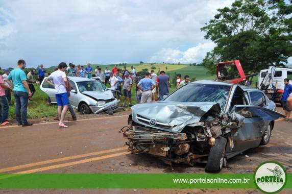 Carros colidem frontalmente na RSC-472, em Tenente Portela - foto 2