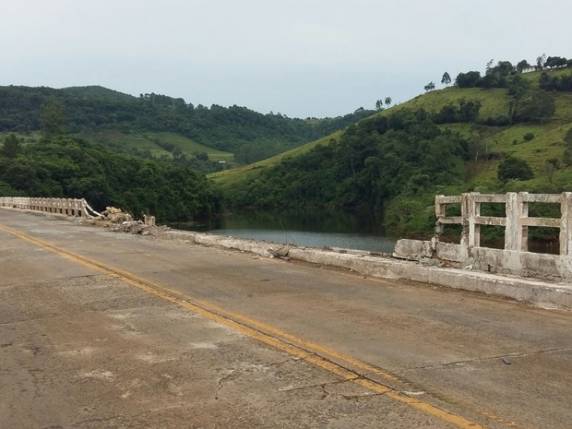 Achado corpo de motorista; foi o 3º caminhão a cair este ano no Rio Irani - foto 3