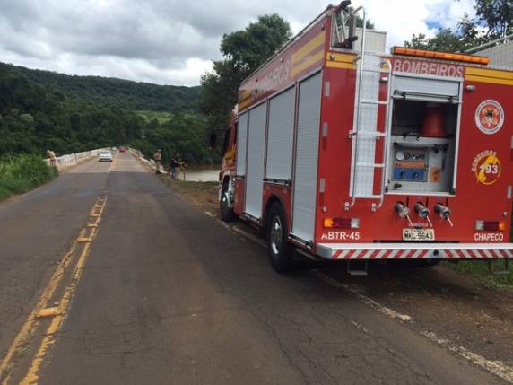 Achado corpo de motorista; foi o 3º caminhão a cair este ano no Rio Irani - foto 2