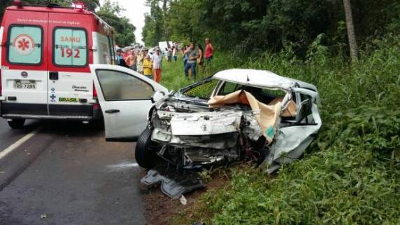 Homem ainda não identificado bateu de frente em um caminhão