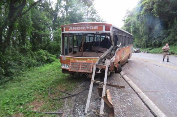 Colisão entre carro e ônibus acaba em morte e oito feridos em Joaçaba - foto 2