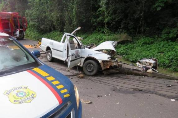 Passageiro do carro foi levado em estado grave ao hospital
