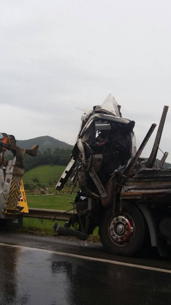 Acidente entre dois caminhões deixa um morto na BR-101 em Itajaí - foto 3