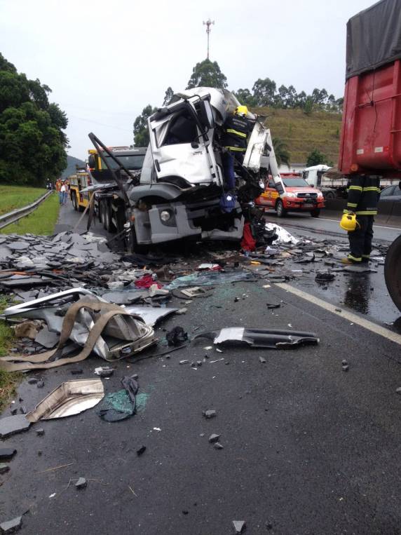 Acidente entre dois caminhões deixa um morto na BR-101 em Itajaí - foto 2