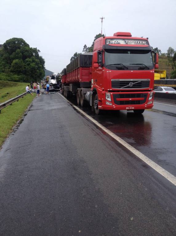 Acidente entre dois caminhões deixa um morto na BR-101 em Itajaí - foto 4