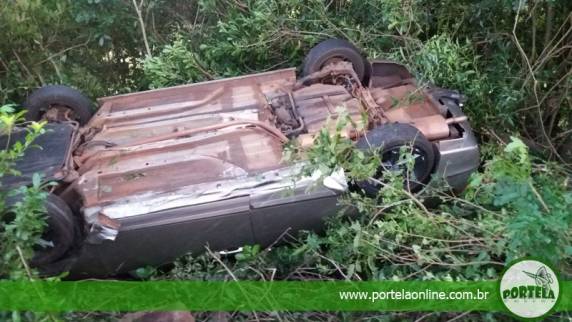 Veículo capotou fora da pista
