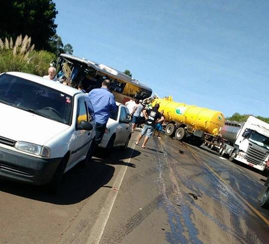Colisão entre ônibus da Reunidas e caminhão em Campos Novos com 4 mortes - foto 4