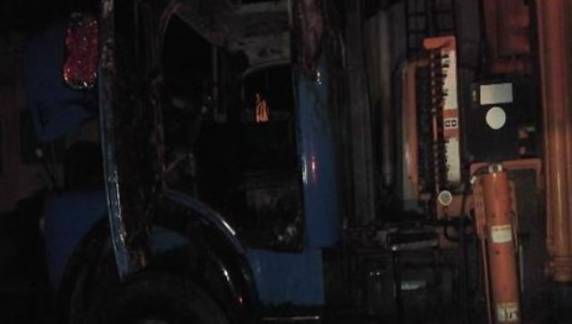 Ônibus e caminhão pegam fogo na madrugada em Jaraguá do Sul, SC - foto 2