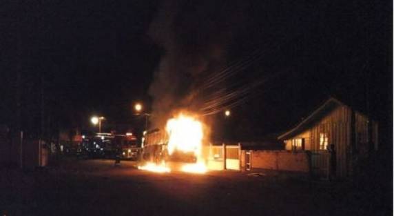 Ônibus e caminhão pegam fogo na madrugada em Jaraguá do Sul, SC - foto 3