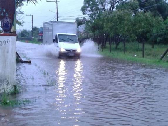 Chuva causa estragos e alagamentos em regiões de Santa Catarina - foto 2