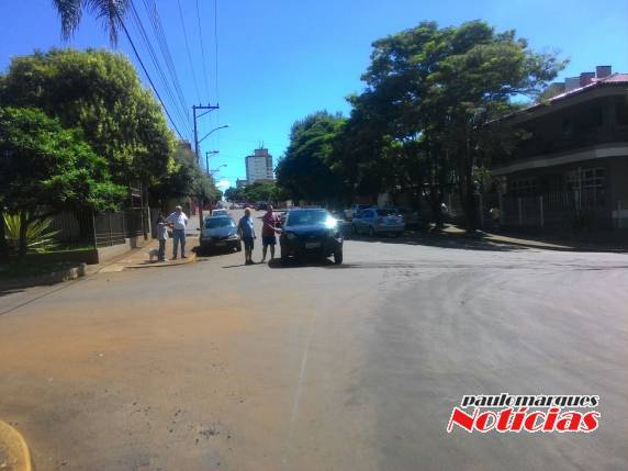 Veículos
colidem no centro de Ijuí - foto 2