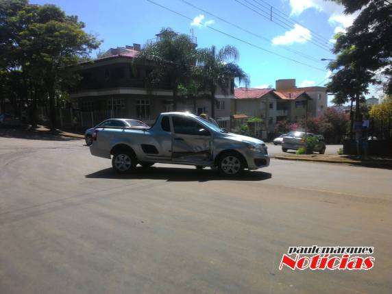 Veículos
colidem no centro de Ijuí - foto 5