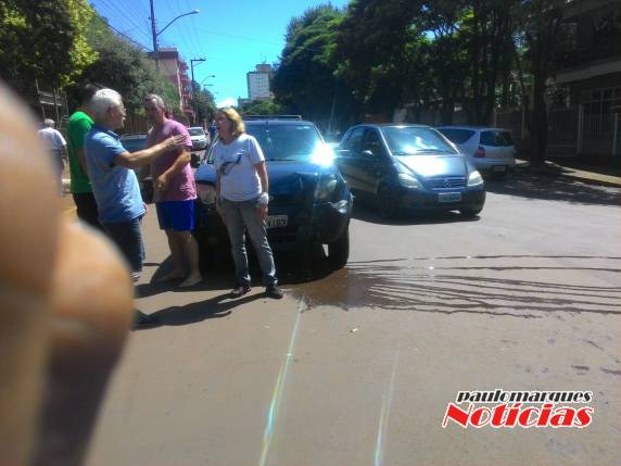 Veículos
colidem no centro de Ijuí - foto 4