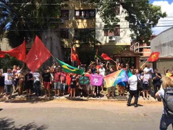 Grupo se reuniu em frente ao apartamento da presidente em Porto Alegre