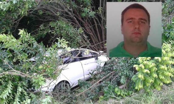 Carro foi encontrado por volta das 8h 

às margens da Freeway