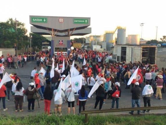 Protesto visa denunciar o uso abusivo de fertilizantes sintéticos e de agrotóxicos na produção de alimentos