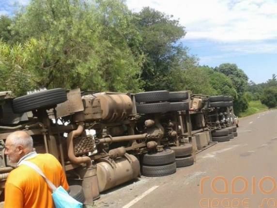 Carreta 

carregada com batatas tomba na BR 285, em Entre-Ijuis - foto 2