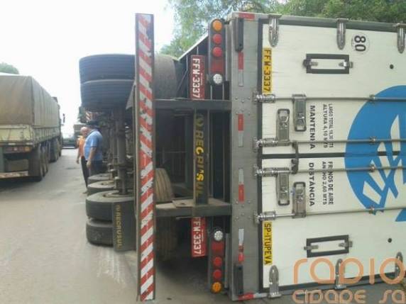 Carreta 

carregada com batatas tomba na BR 285, em Entre-Ijuis - foto 3