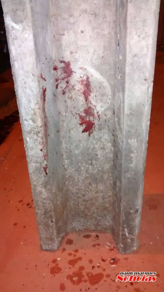 Mulher fica ferida com gravidade depois de bater com motocicleta em um poste, no centro de Ijuí - foto 2