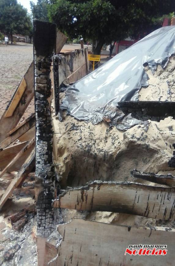 Vândalos queimam caixa de areia em frente à 

residência em Três de Maio - foto 3