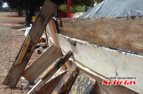 Vândalos queimam caixa de areia em frente à 

residência em Três de Maio - foto 2