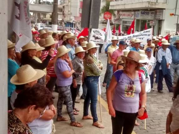 Caminhadas ocorreram em Lages e Chapecó na manhã desta 

terça (8)