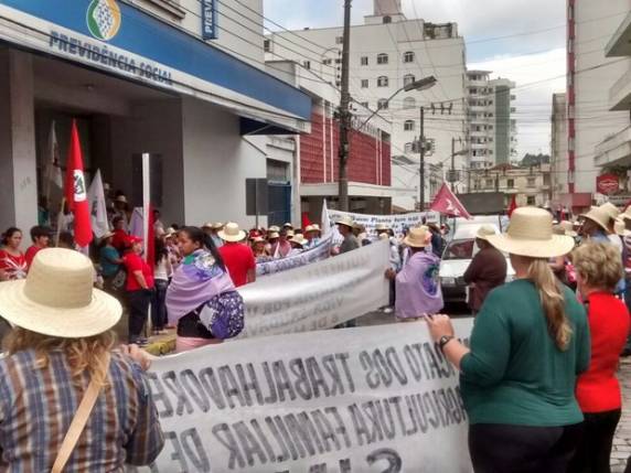 Caminhadas ocorreram em Lages e Chapecó na manhã desta 

terça (8)