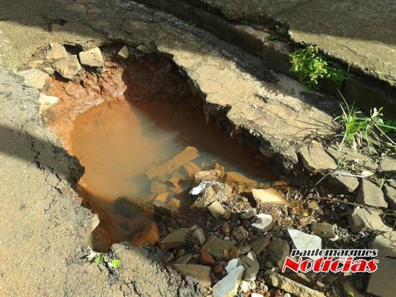 Motoristas e pedestres devem ter cuidados com cratera no centro de Três de Maio - foto 2