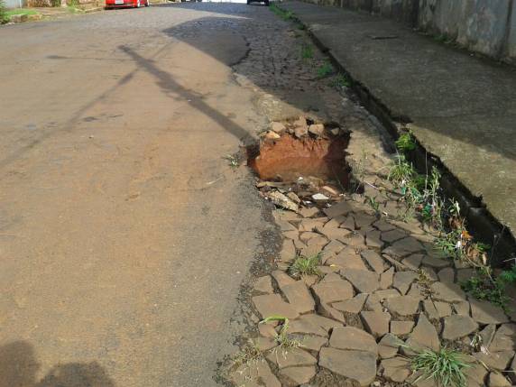 Motoristas e pedestres devem ter cuidados com cratera no centro de Três de Maio - foto 3