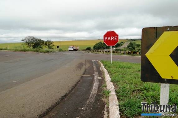Carreta desrespeita sinalização e atinge carro no 

entroncamento das BRs em Palmeira das Missões - foto 3
