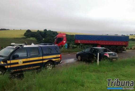 Carreta desrespeita sinalização e atinge carro no 

entroncamento das BRs em Palmeira das Missões - foto 2