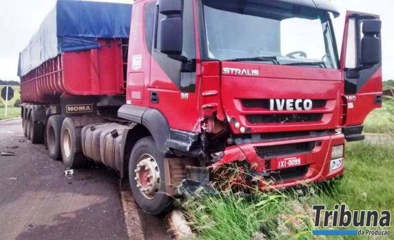 Carreta desrespeita sinalização e atinge carro no 

entroncamento das BRs em Palmeira das Missões - foto 4