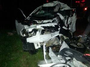 Na BR-101 em Mafra, caminhão e carro bateram de frente em uma curva