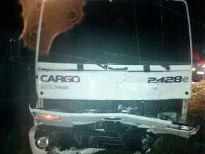Na BR-101 em Mafra, caminhão e carro bateram de frente em uma curva