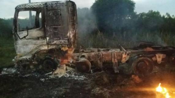 O veículo caiu em um barranco e incendiou com o choque