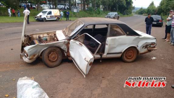 Veículo invadiu a pista no trevo de 

acesso a cidade e foi atingido com violência por outro veículo