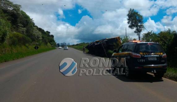  Carreta tomba a margem da 282 próximo à FEMI em Xanxerê-SC - foto 2
