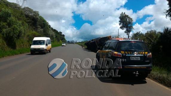 Carreta tomba a margem da 282 próximo à FEMI em Xanxerê-SC - foto 3