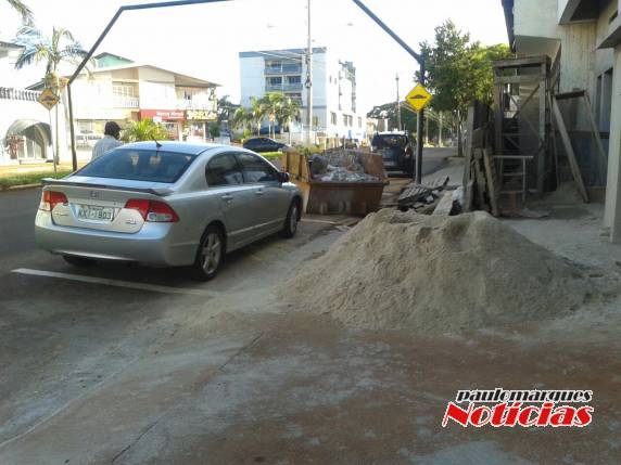Em locais de grande movimentos pessoas são obrigadas a se locomoverem na pista de rolamento
