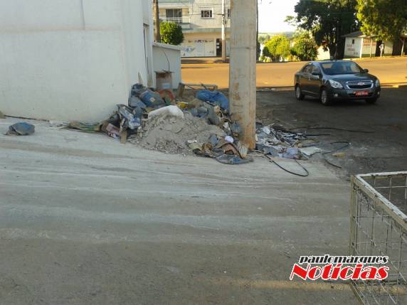 Pedestres reclamam de falta de cumprimento de lei em construções, em Três de Maio - foto 2
