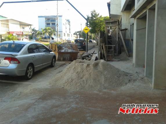 Pedestres reclamam de falta de cumprimento de lei em construções, em Três de Maio - foto 3