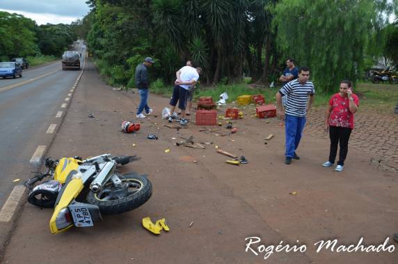 Caminhonete invade trevo e atinge motocicleta em Sarandi - foto 2