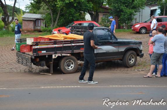 Caminhonete invade trevo e atinge motocicleta em Sarandi - foto 5