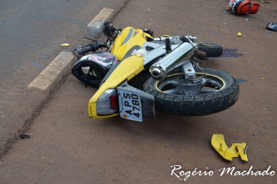 Caminhonete invade trevo e atinge motocicleta em Sarandi - foto 3