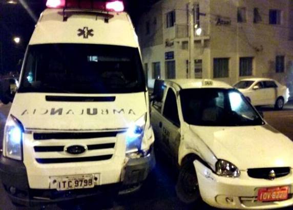 Colisão no centro de
Santo Ângelo envolve ambulância do município e Táxi - foto 3