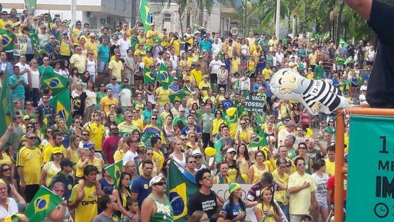 Grupo saiu as ruas neste 

domingo (13)