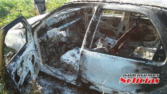 Polícia localiza veículo incendiado no interior de Independência - foto 5