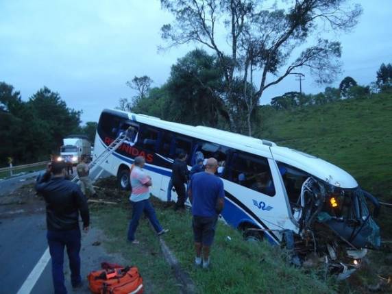 Passageiros foram tirados com escada na manhã desta segunda (15)