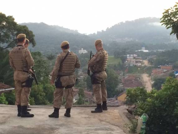 Polícias Civil e Militar cumprem mandados de busca e apreensão na região Norte de Blumenau - foto 2