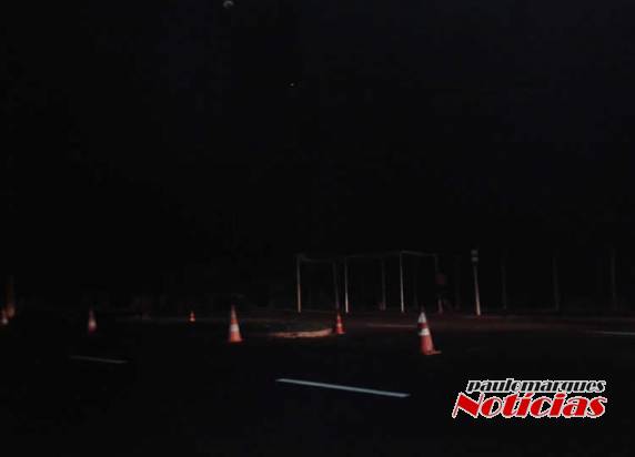 Caminhão
enrosca em fios da rede elétrica em Três de Maio - foto 3